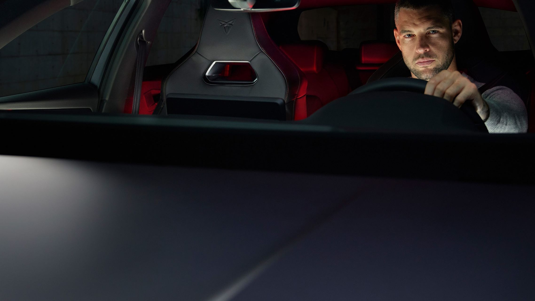 Новий CUPRA Leon: ківшеподібні сидіння, вигляд із салону