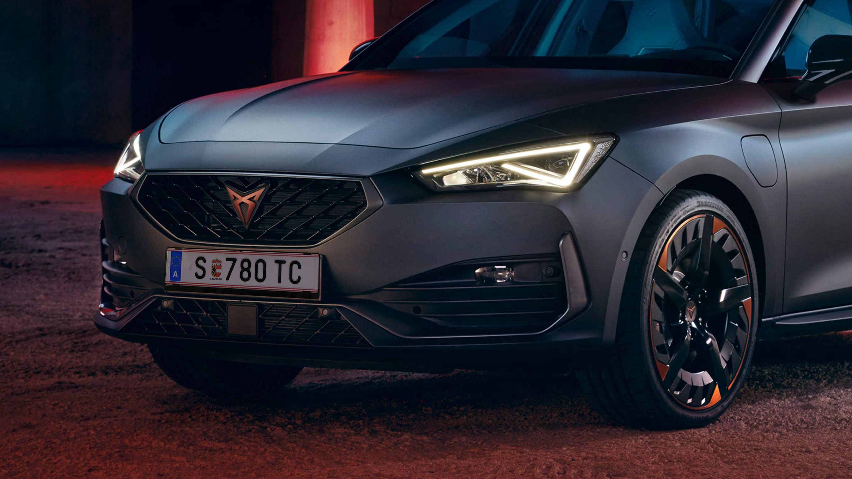 CUPRA Leon: вигляд спереду збоку