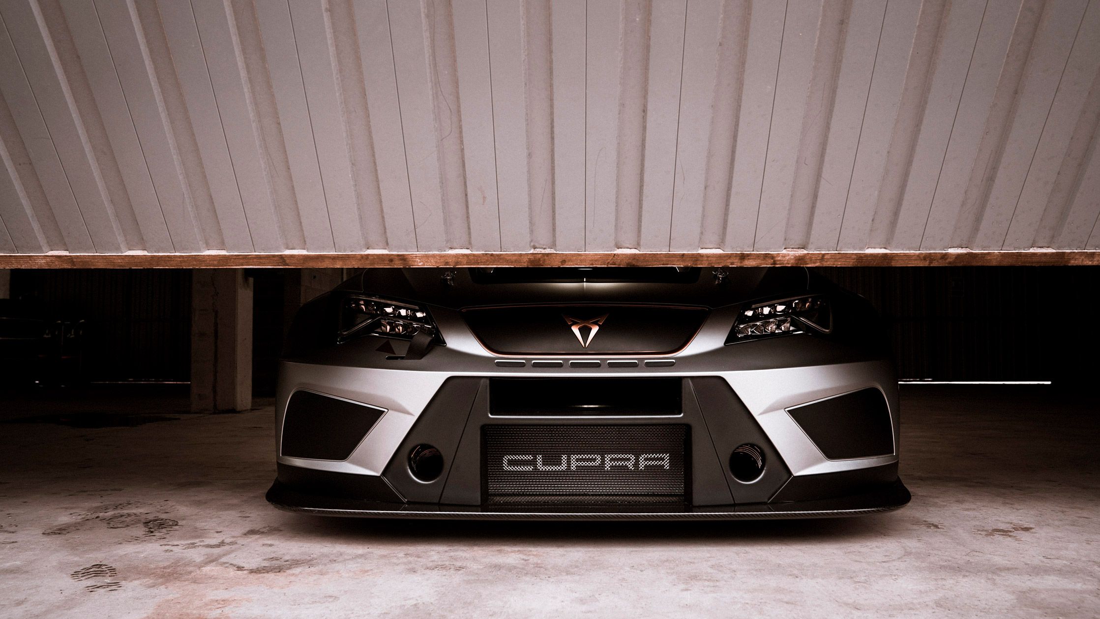 Гоночний автомобіль CUPRA в гаражі