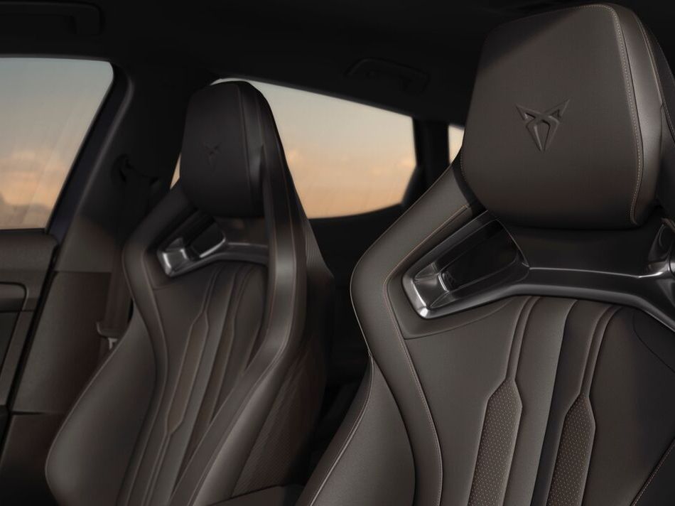 CUPRA Formentor: вигляд ззаду Жінка стоїть біля автомобіля.