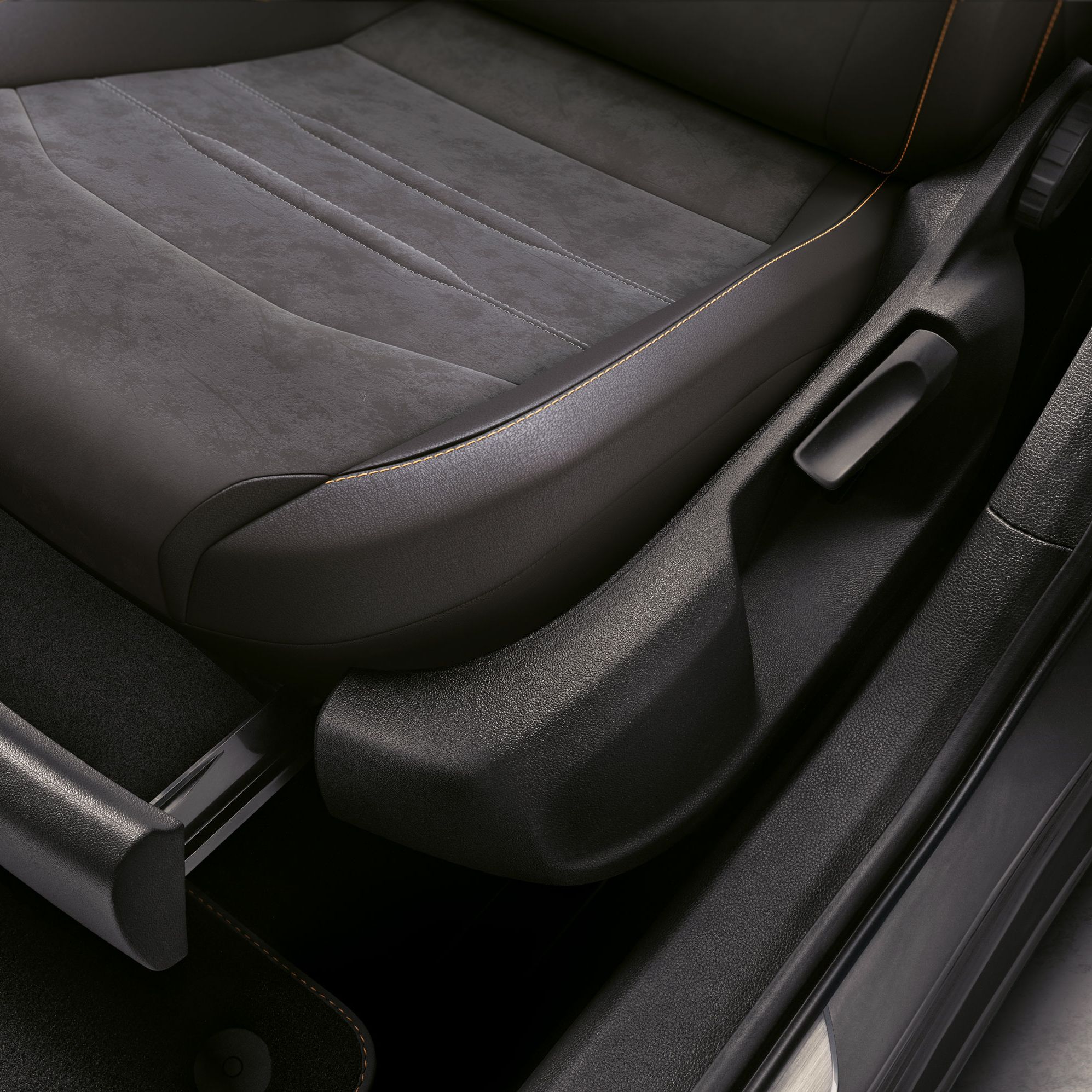 Nahaufnahme der Stauboxen unter den Fahrer- und Beifahrersitzen im CUPRA Ateca.