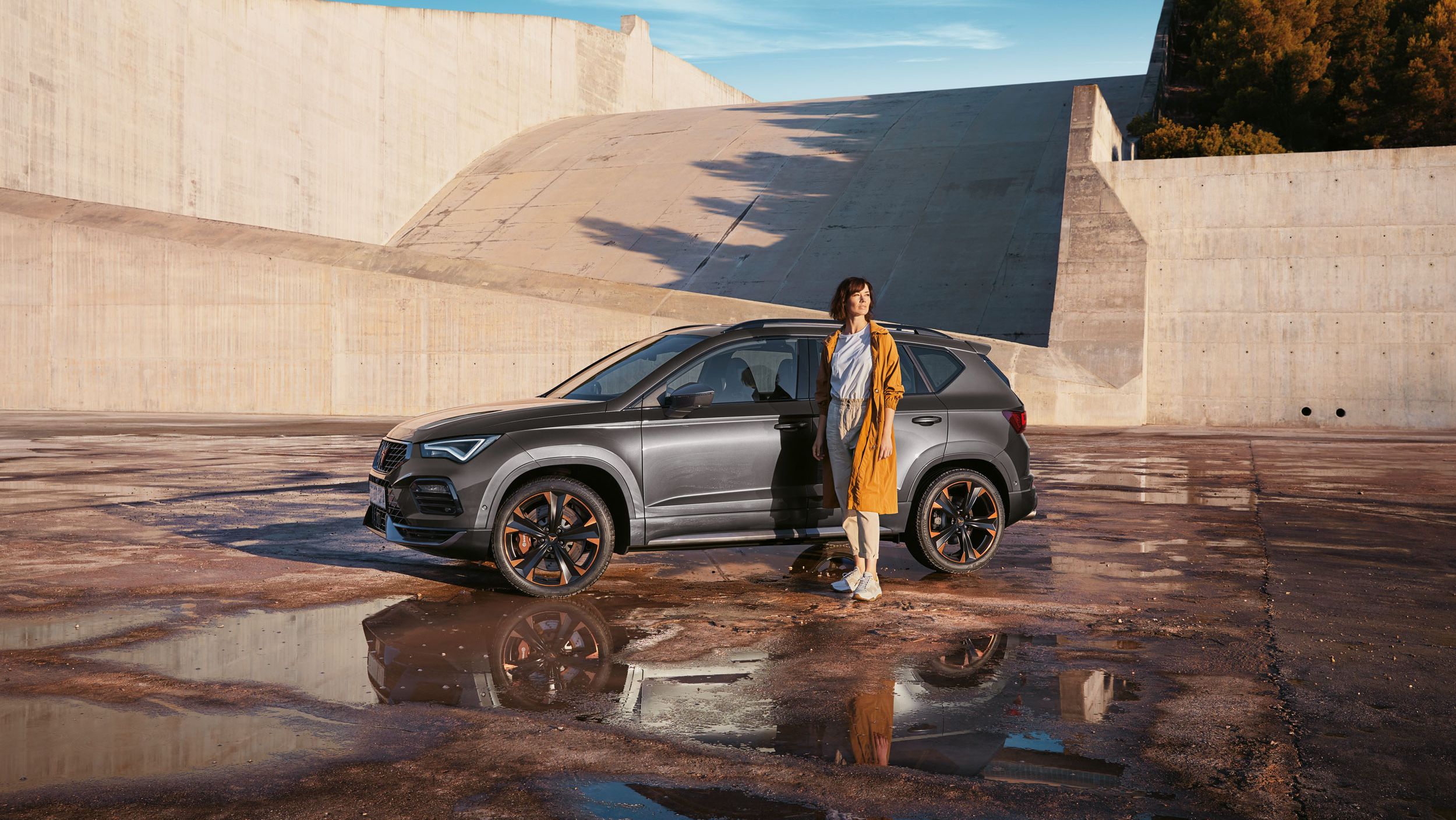 Erkunde die CUPRA Ateca Versionen und fortschrittlichen Ausstattungsoptionen, die die ideale Mischung aus Leistung, Design und modernster Technologie bieten.