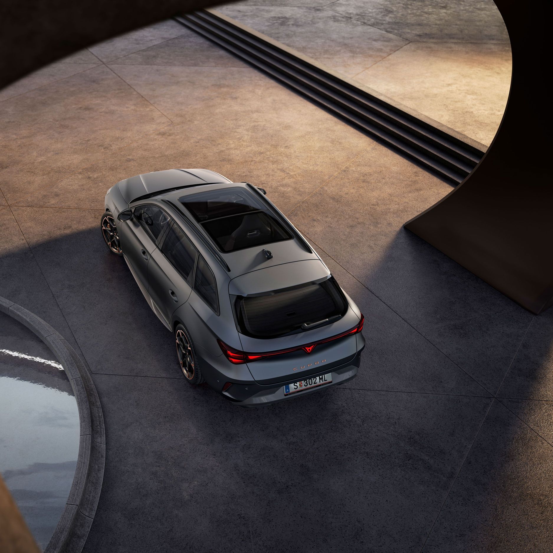 CUPRA Tavascan in Blau beim Ladevorgang