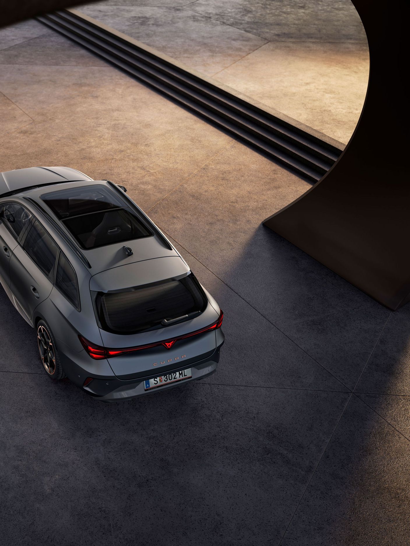 CUPRA Tavascan in Blau beim Ladevorgang