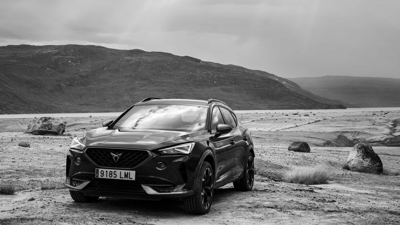 CUPRA Formentor in Matt-blau aus seitlicher Frontalansicht