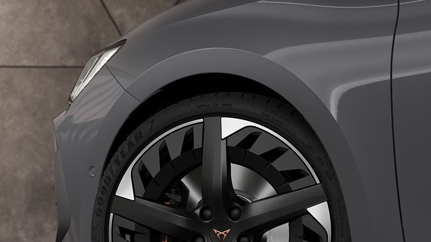 Gefräste 19"-Aero-Design-Räder in Sport Black/Silber.