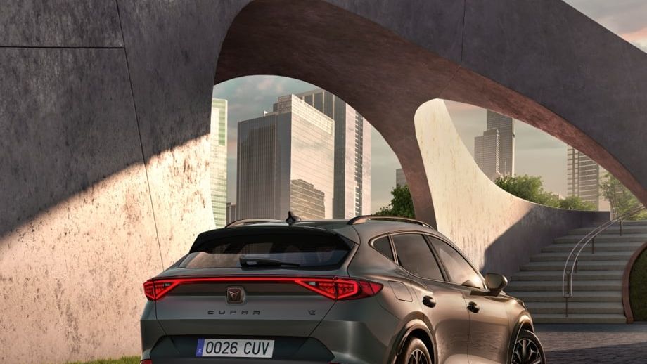 Der neue CUPRA Formentor von hinten seitlich zu sehen 