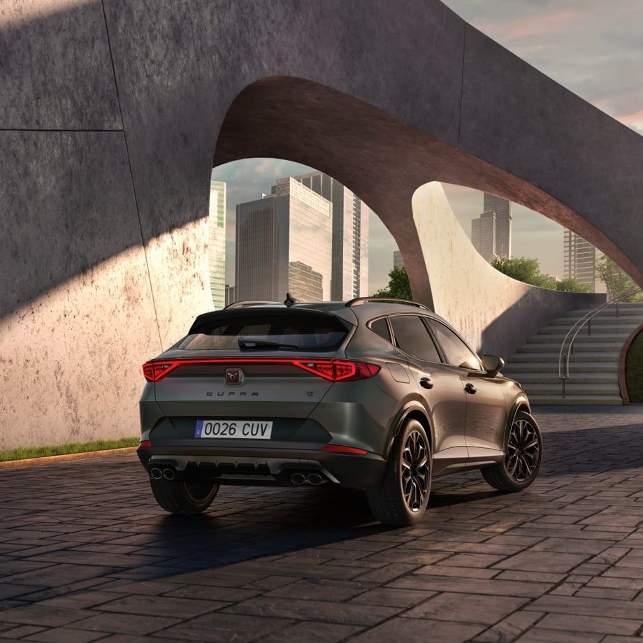 Der neue CUPRA Formentor von hinten seitlich zu sehen 