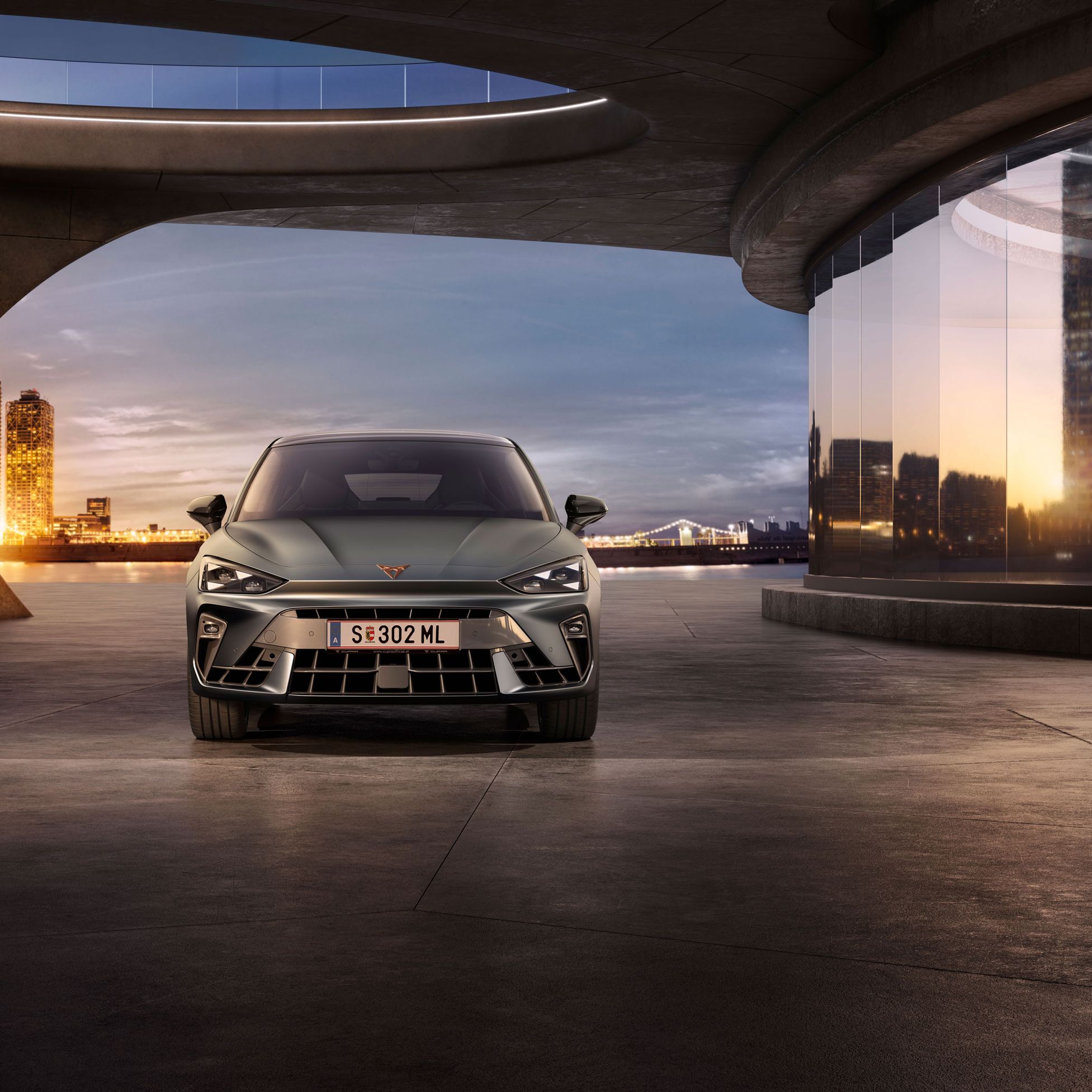 CUPRA Tavascan in Blau beim Ladevorgang