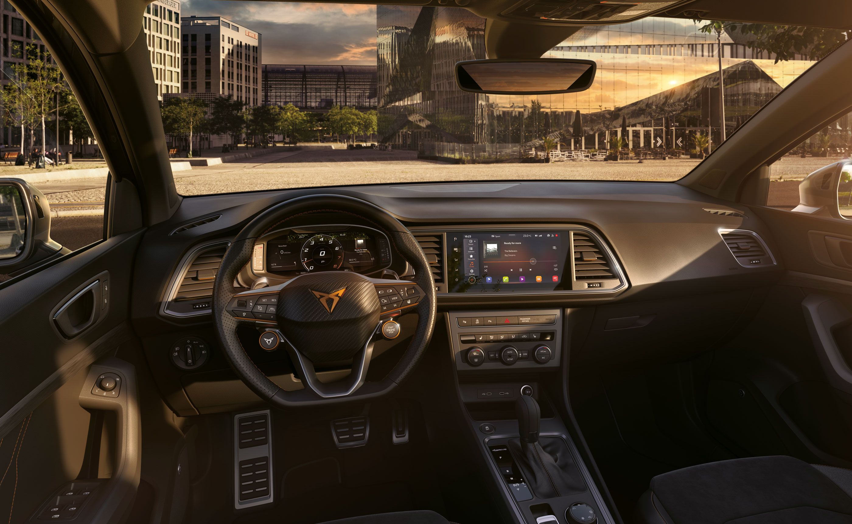 Innenansicht des CUPRA Ateca SUV, zeigt das Lenkrad mit Satelliten-Tasten für den Motorstart und die Fahrprofilauswahl. Schaltwippen hinter dem Lenkrad ermöglichen komfortables Schalten.