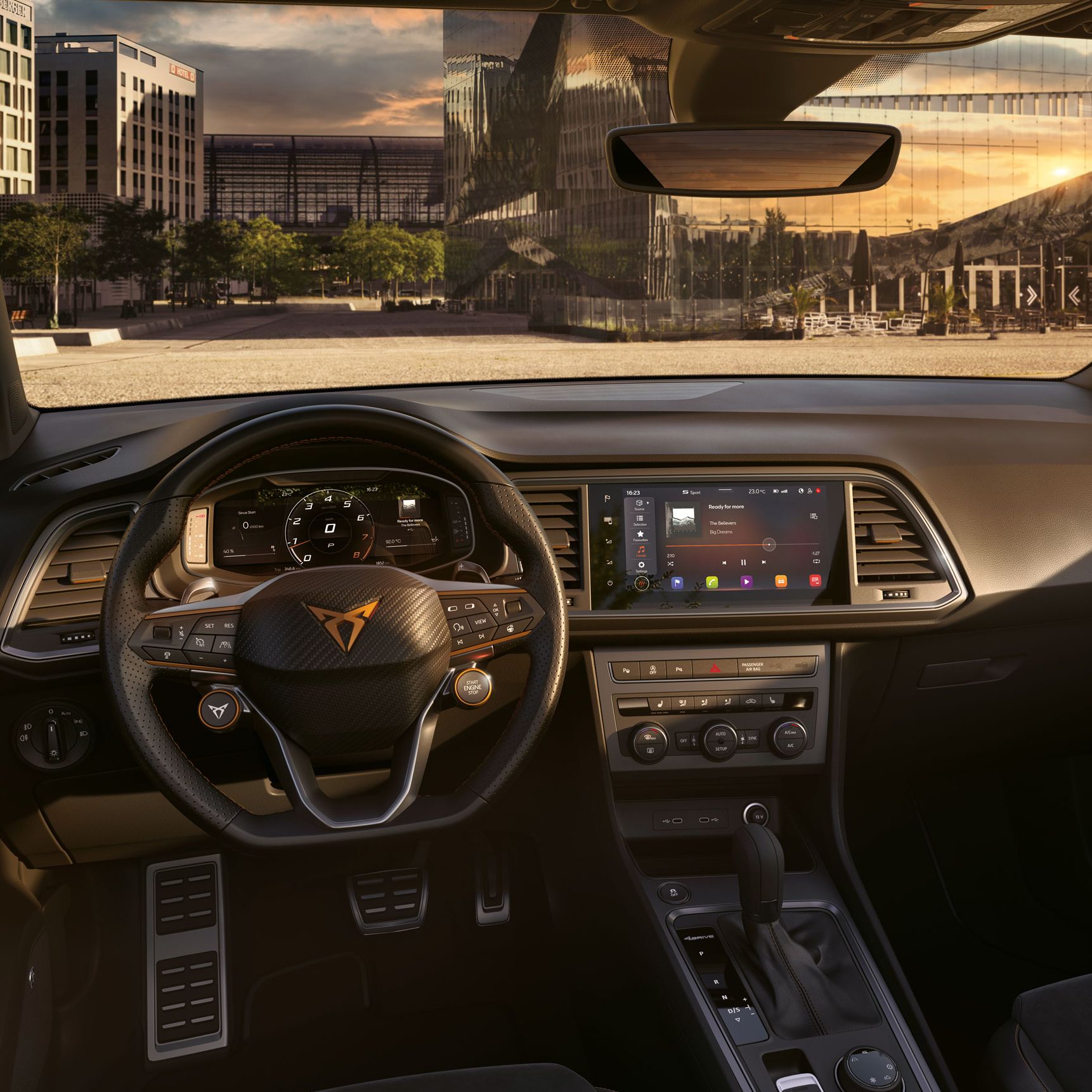 Innenansicht des CUPRA Ateca SUV, zeigt das Lenkrad mit Satelliten-Tasten für den Motorstart und die Fahrprofilauswahl. Schaltwippen hinter dem Lenkrad ermöglichen komfortables Schalten.