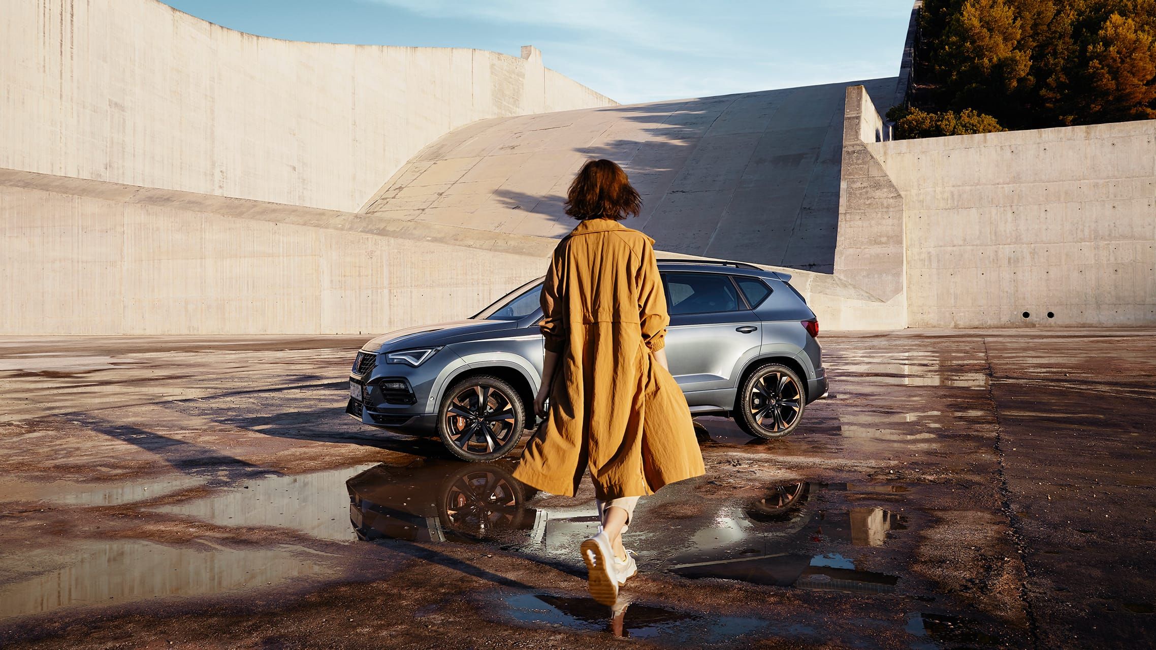 Жінка підходить до CUPRA Formentor.