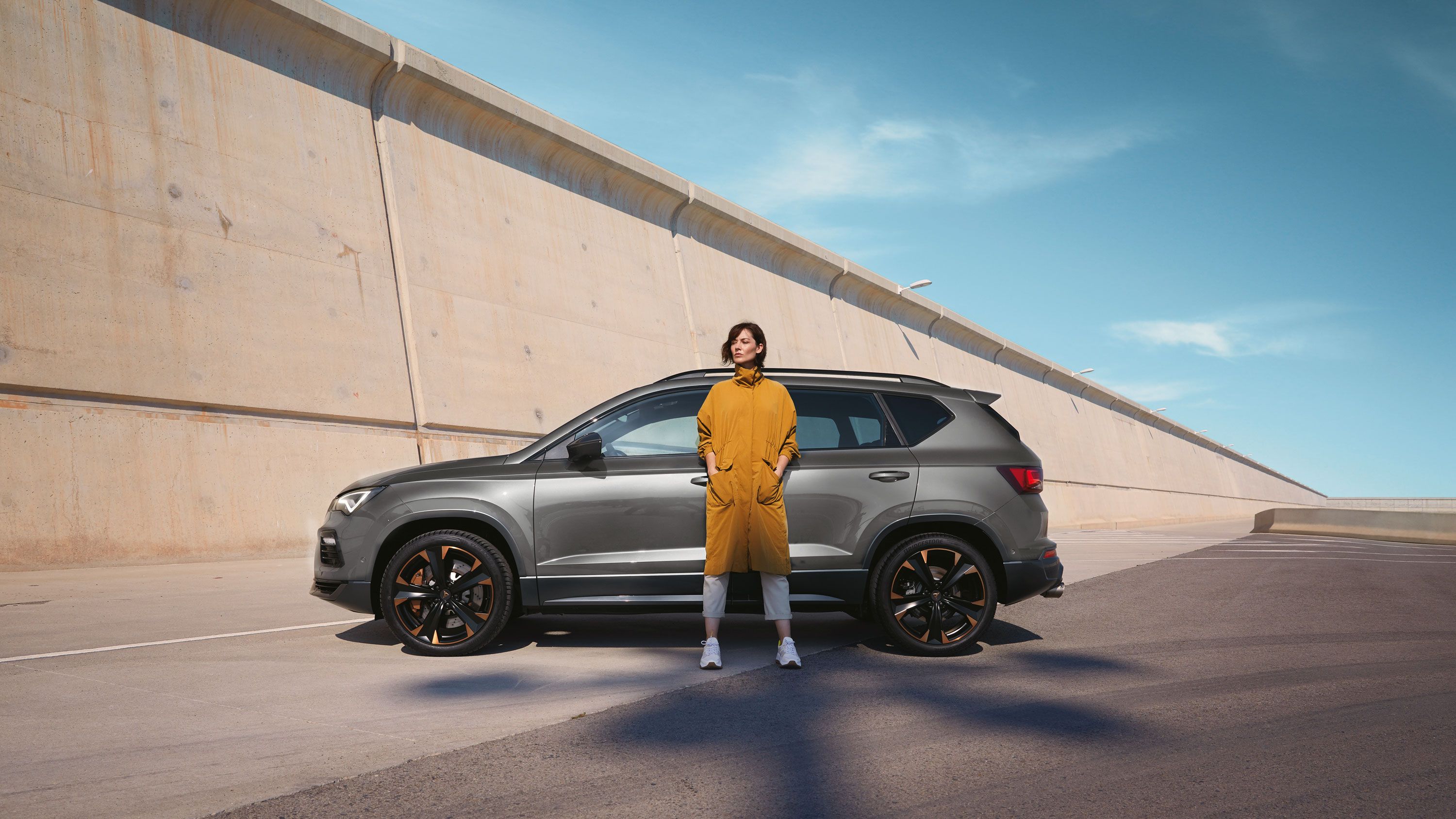 Seitenansicht des CUPRA Ateca mit Blick auf den 300-PS-Motor, der in nur 4,9 Sekunden auf 100 km/h beschleunigt. 