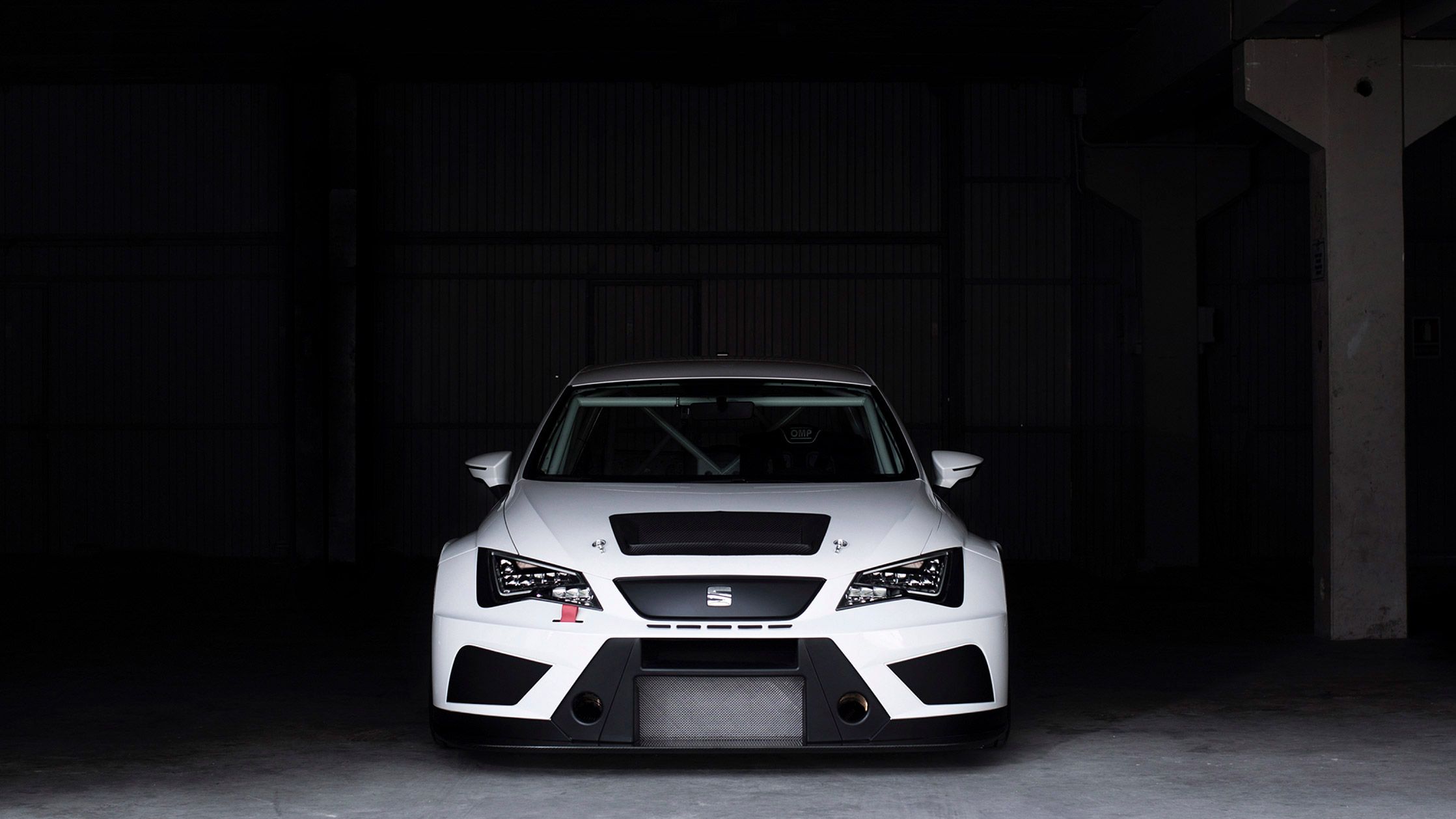 Гоночний автомобіль CUPRA білого кольору, вид спереду