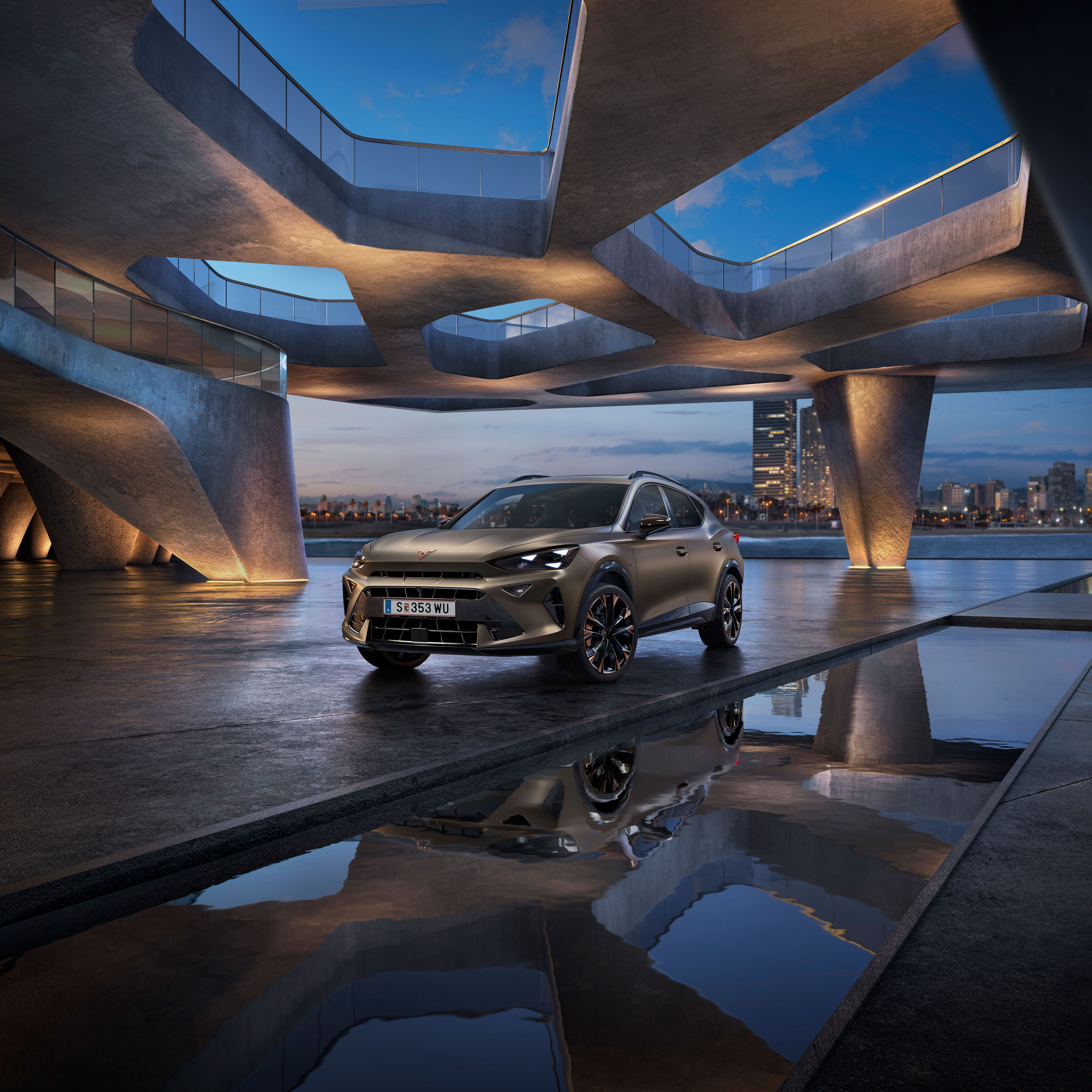 Ein CUPRA Ateca an einem Fluß in der Stadt, Ansicht von hinten