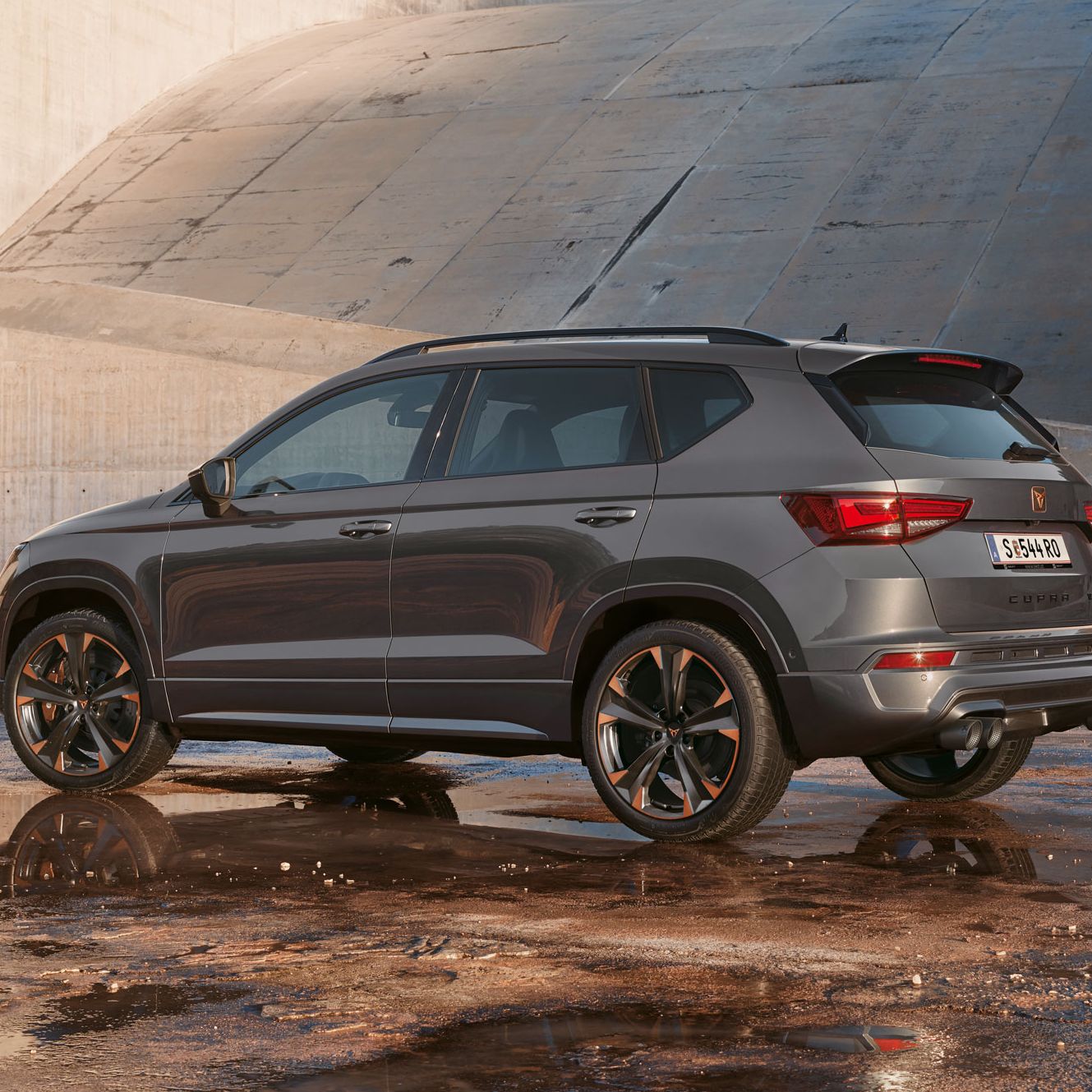 Rückansicht des CUPRA Ateca, der seine Qualität, Geräumigkeit und sein modernes Außendesign hervorhebt.