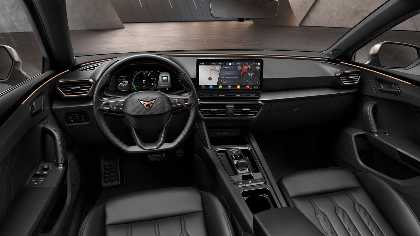 CUPRA Leon універсал: оббите шкірою кермо Supersport, вигляд із салону