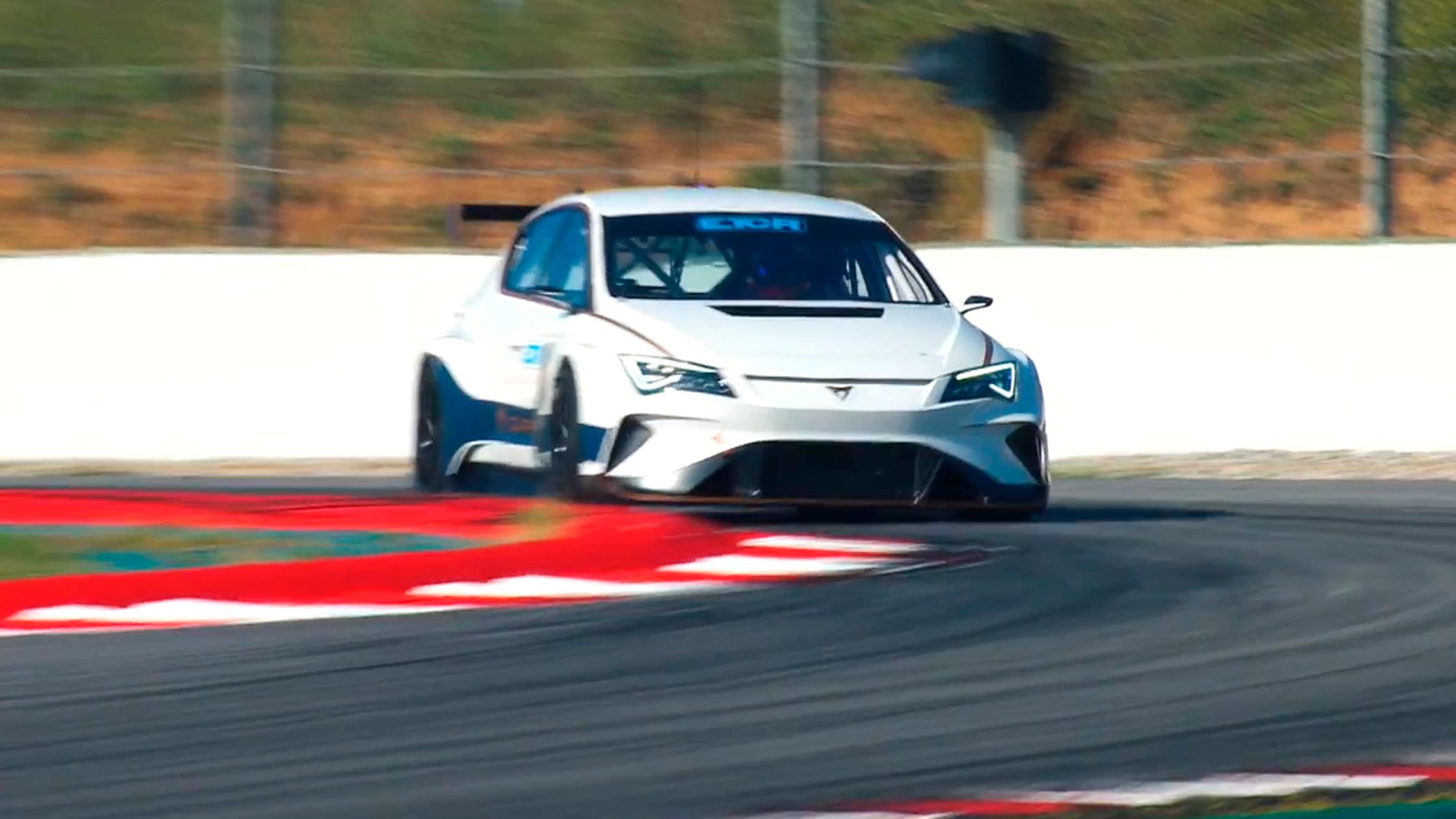 На зображенні стоп-кадр із CUPRA e-Racer білого кольору під час руху