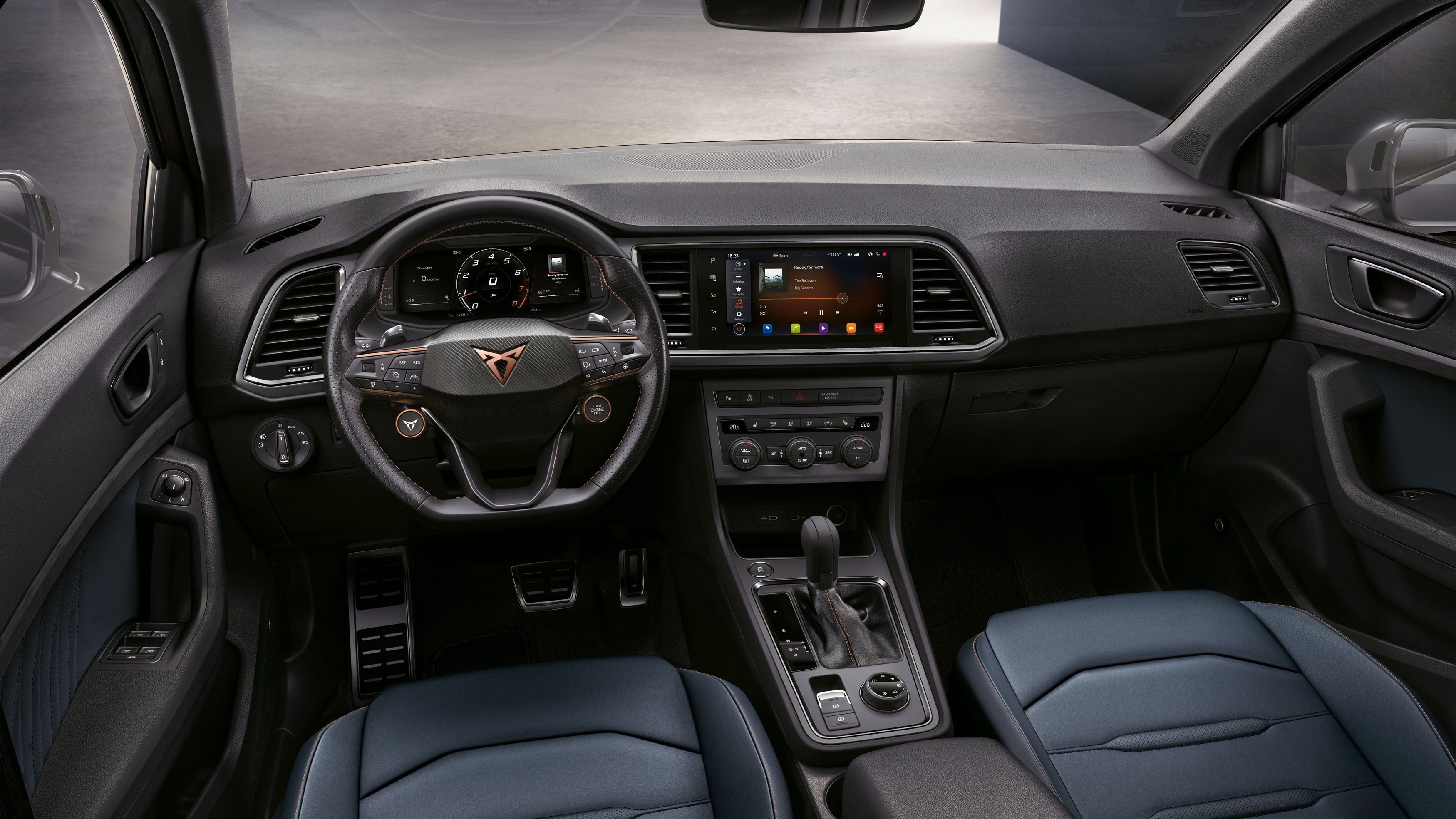 Innenansicht des Armaturenbretts des CUPRA Ateca mit den sechs vielseitigen Fahrmodi, dem DSG-Automatikgetriebe und dem Allradantrieb für ein noch intensiveres Fahrerlebnis.