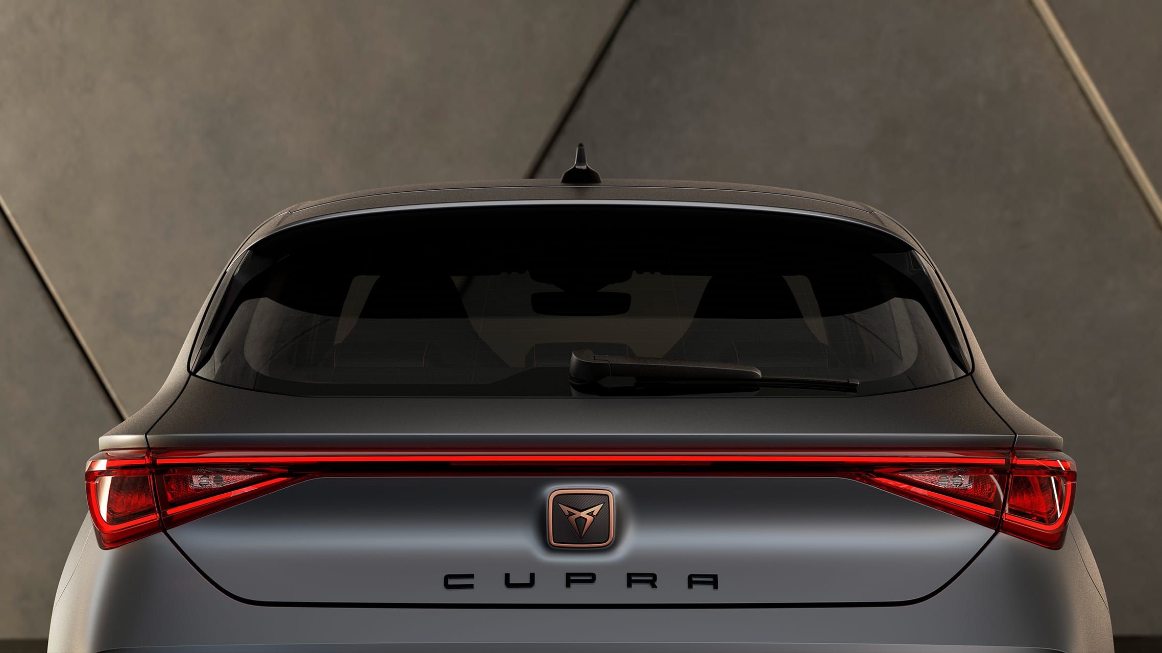 CUPRA Leon: задній ліхтар, що проходить крізь усю задню частину, вигляд ззаду