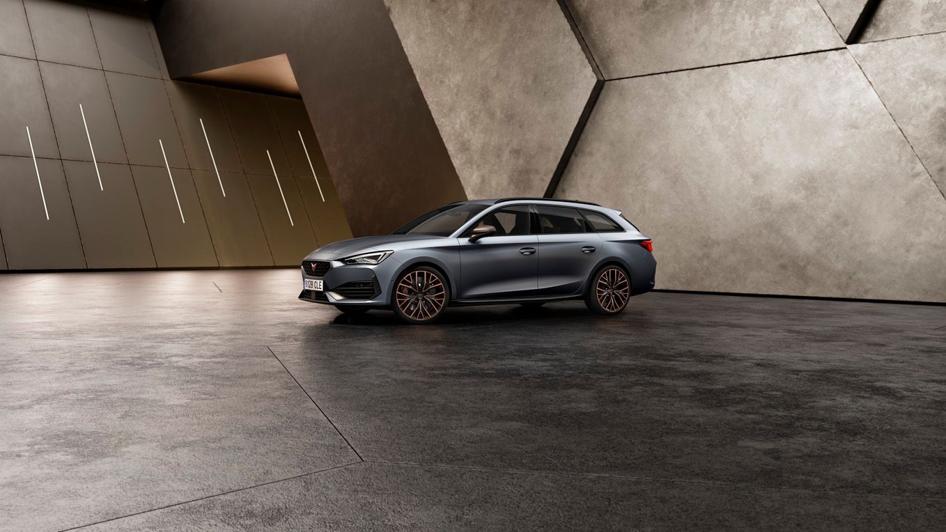 Заряджання CUPRA Leon універсал, вигляд збоку