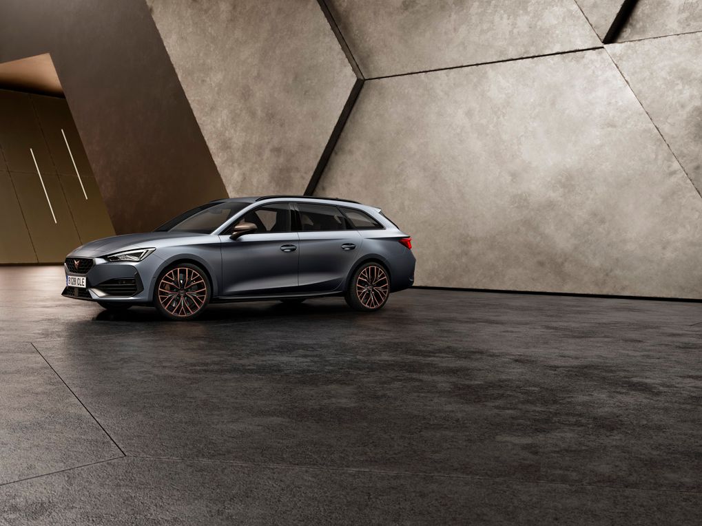 Заряджання CUPRA Leon універсал, вигляд збоку