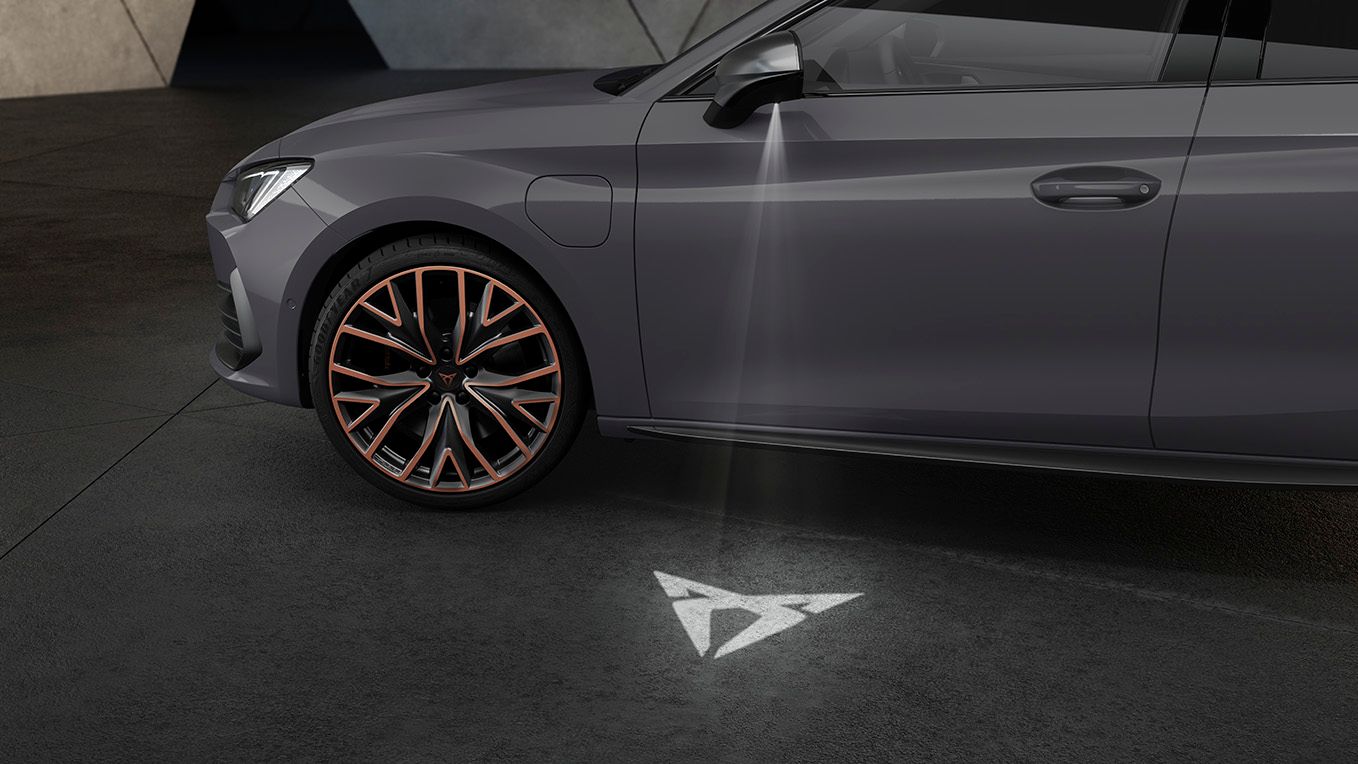 Новий спортивний сімейний автомобіль CUPRA Leon Sportstourer eHybrid у кольорі Graphene Grey з електричною зарядною станцією