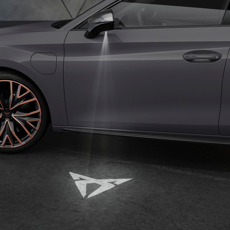 Новий спортивний сімейний автомобіль CUPRA Leon Sportstourer eHybrid у кольорі Graphene Grey з електричною зарядною станцією