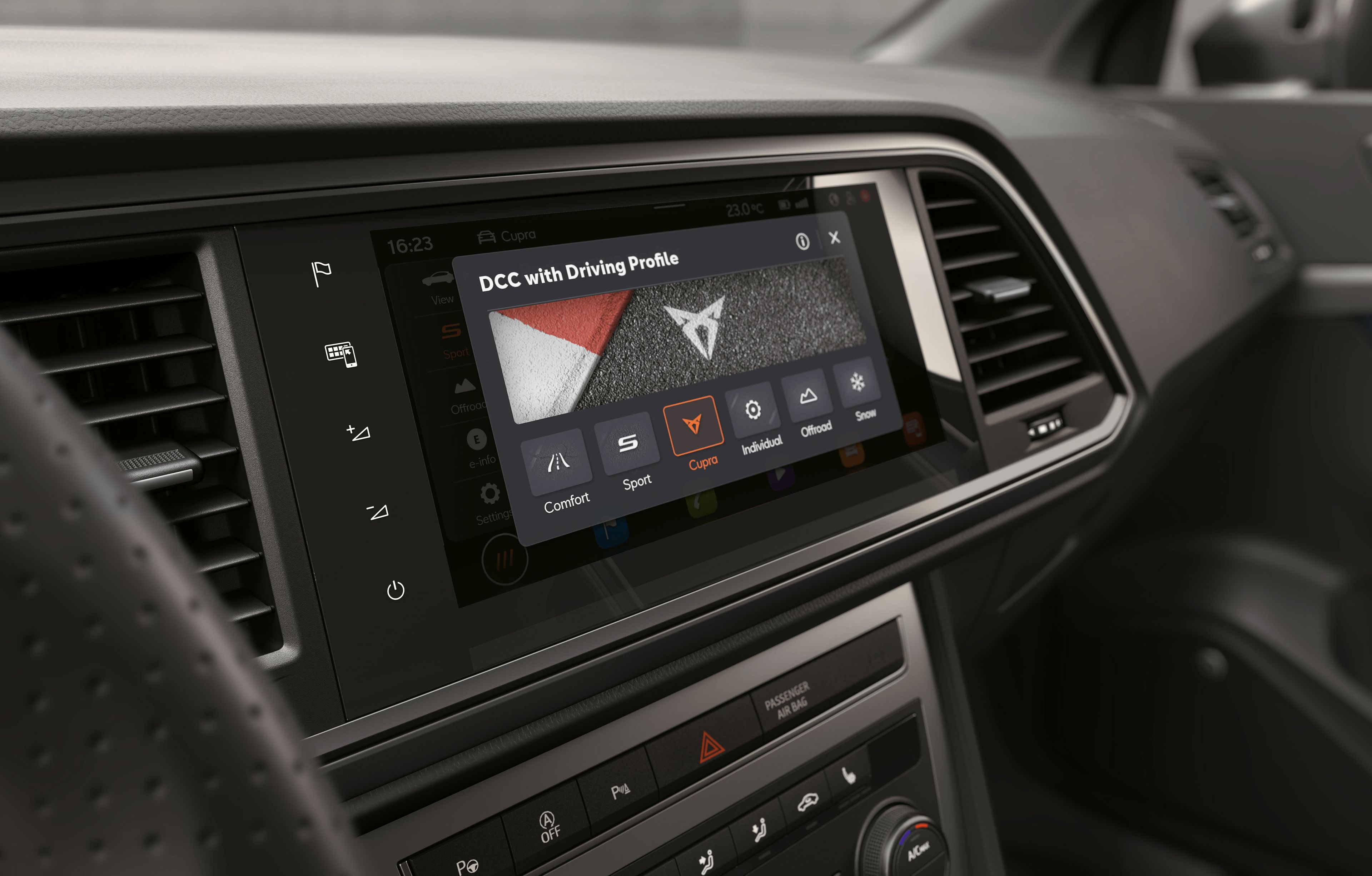 Das Armaturenbrett des CUPRA Ateca zeigt DCC mit Einstellungen für das Fahrprofil. Nutze die Rennkontrolle mit dem CUPRA Drive-Modus für volle Leistungsentfaltung.