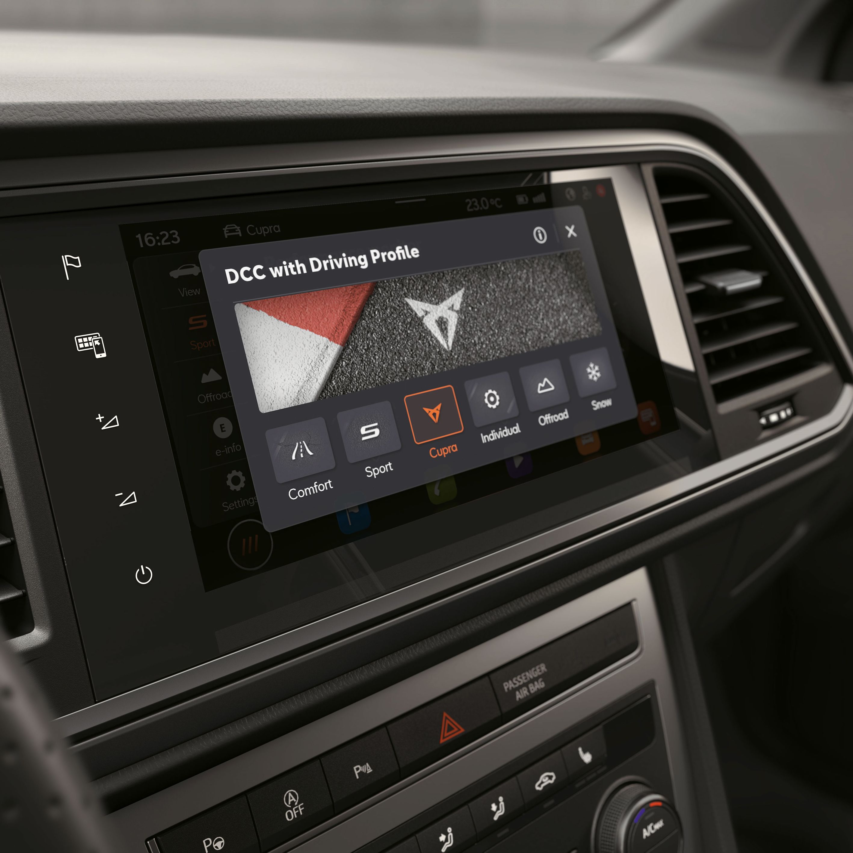 Das Armaturenbrett des CUPRA Ateca zeigt DCC mit Einstellungen für das Fahrprofil. Nutze die Rennkontrolle mit dem CUPRA Drive-Modus für volle Leistungsentfaltung.