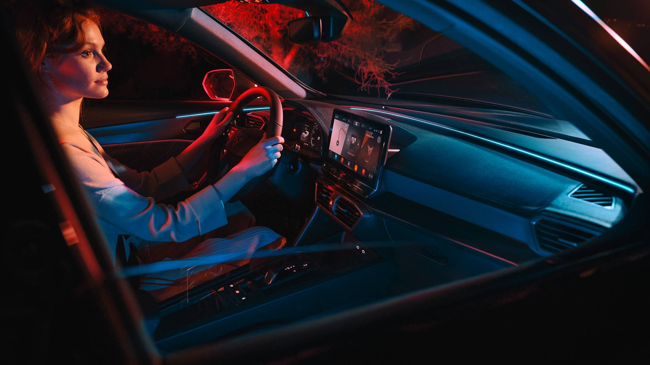 Жінка сидить на місці водія в CUPRA Formentor.