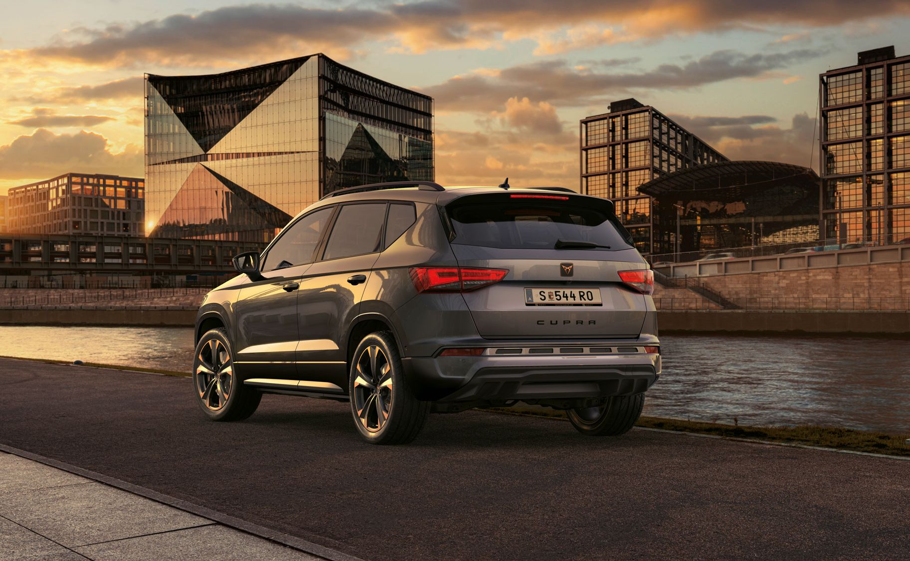 Rückansicht des CUPRA Ateca SUV bei Sonnenuntergang, mit Fokus auf den neuen tiefer gelegten Frontgrill mit Luftklappen und den neuen Heckdiffusor, beide optimiert für das Design und die Aerodynamik.