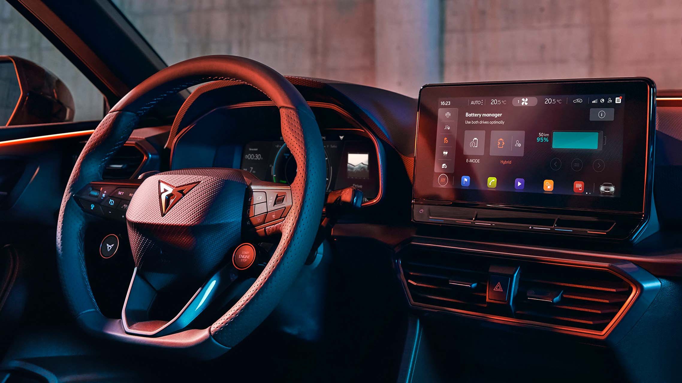 Новий CUPRA Leon: панель приладів із сенсорним екраном 10,25" у салоні