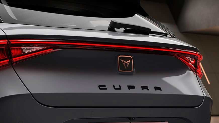Новий спортивний сімейний автомобіль CUPRA Leon Sportstourer eHybrid у кольорі Graphene Grey з електричною зарядною станцією