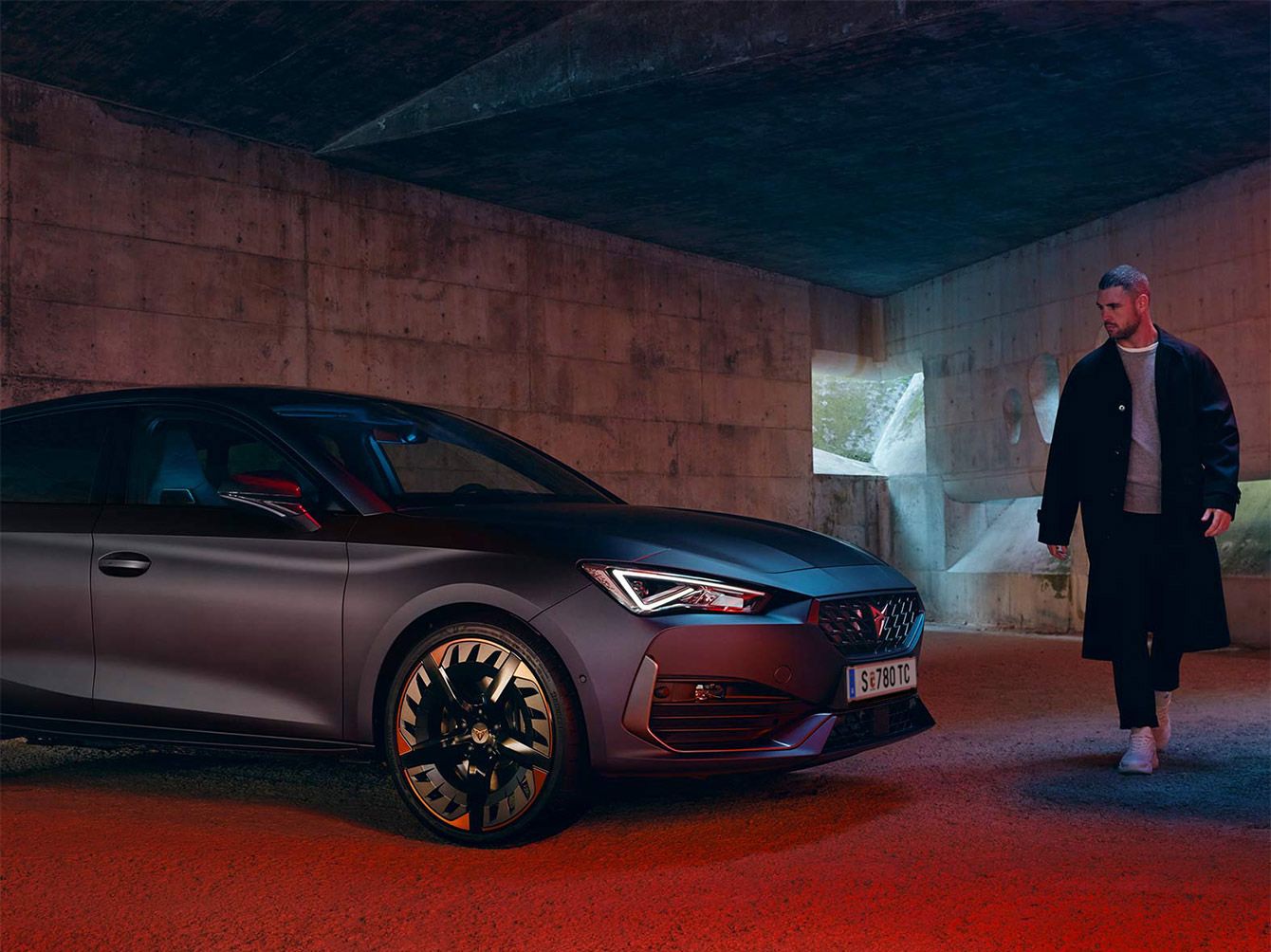 Новий п’ятимісний компактний спортивний автомобіль CUPRA Leon eHybrid у матовому кольорі Magnetic Tech, вигляд спереду збоку