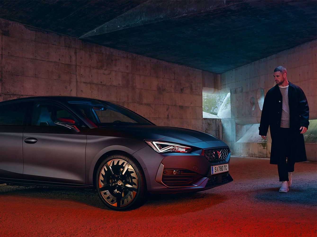 Новий п’ятимісний компактний спортивний автомобіль CUPRA Leon eHybrid у матовому кольорі Magnetic Tech, вигляд спереду збоку