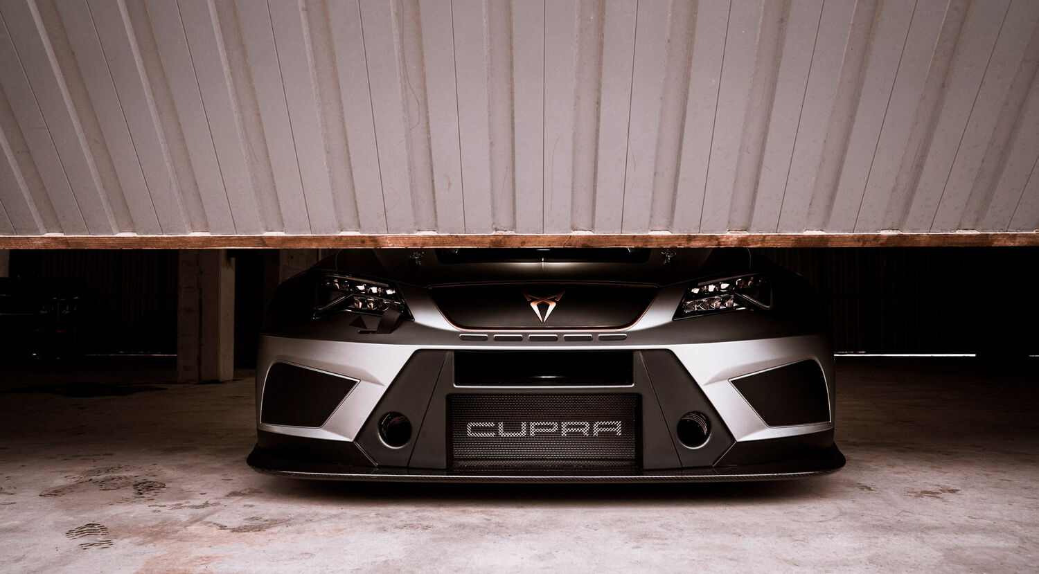 Гоночний автомобіль CUPRA в гаражі